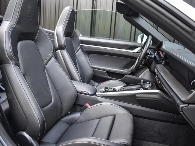 Porsche 911 Cabrio 3.0 Carrera 4 S NL-Auto 451pk | Sport design pack | Achteras besturing | Lift systeem | Sport chrono | 18-wegs memory seats | Burmester sound | Adaptive cruise | Carbon pack | Matrix led | 360 camera | Nw prijs 236.000