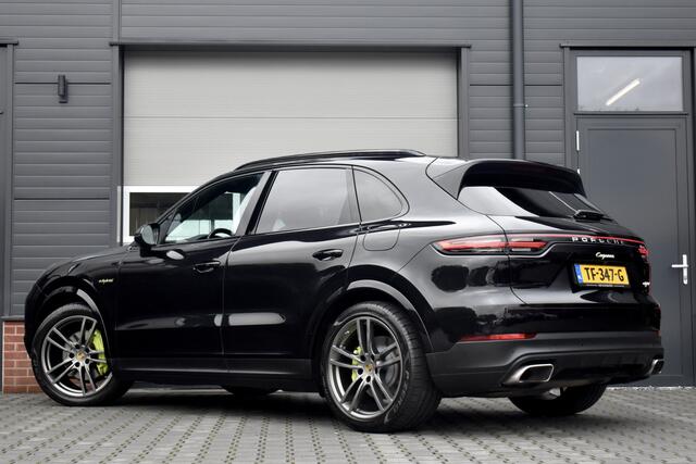 Porsche CAYENNE 3.0 E-Hybrid 462pk | Panoramadak | Sport Chrono | Trekhaak wegkl. | Bose | Luchtvering | Soft Close | LED-Matrix | Orig. NL |