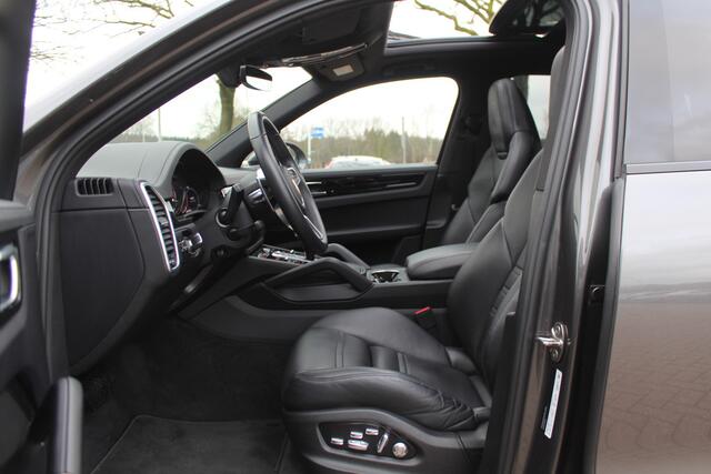 Porsche CAYENNE 3.0 E-Hybrid / Trekhaak / Panoramadak / 360Camera / Head-up / 21'' / Keyless / Bose / Sportchrono / Softclose / Stuurverwarming / Leder / Cruise Control