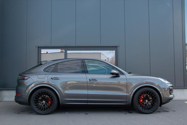 Porsche CAYENNE Coupé 3.0 462PK E-Hybrid | Sportdesign | ACC | 360 Cam | Bose | Sportuitlaat | 18 Voudig | Luchtvering PASM | Keyless | Side Assist | Apple & Android Carplay | Memory | Pano | PDLS Matrix | Stuurverwarming | BTW | Dealer O.H | NL Auto