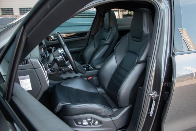 Porsche CAYENNE Coupé 3.0 462PK E-Hybrid | Sportdesign | ACC | 360 Cam | Bose | Sportuitlaat | 18 Voudig | Luchtvering PASM | Keyless | Side Assist | Apple & Android Carplay | Memory | Pano | PDLS Matrix | Stuurverwarming | BTW | Dealer O.H | NL Auto