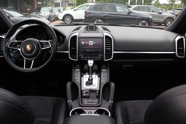 Porsche CAYENNE 3.0 D Platinum Edition / Trekhaak / Panoramadak / Camera / 20'' / Bose / Leder / Cruise Control