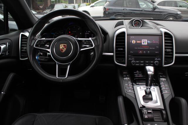 Porsche CAYENNE 3.0 D Platinum Edition / Trekhaak / Panoramadak / Camera / 20'' / Bose / Leder / Cruise Control