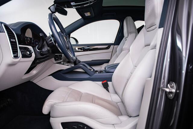 Porsche CAYENNE Coupé 3.0 E-Hybrid Luchtvering - LED Matrix - Surround View - Adaptieve cruise control - Sporteindpijpen - Rear Seat Entertainment - 21 inch - Stoelverwarming