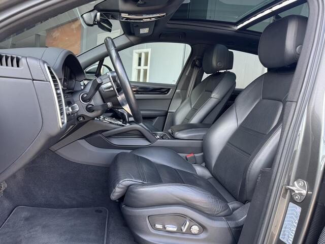 Porsche CAYENNE 3.0 E-Hybrid 462 pk | Sportuitlaat | Panorama | Trekhaak | Leder dashboard