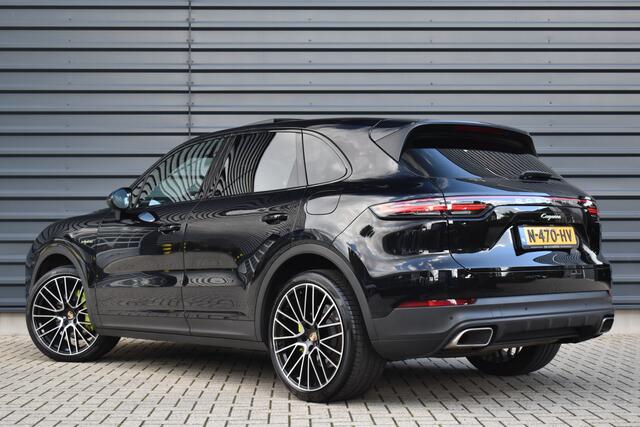 Porsche CAYENNE 3.0 E-Hybrid 462pk | Panoramadak | Sport Chrono | 22'' RS Spyder Design | PASM | Orig. NL |