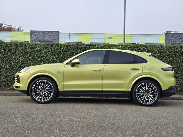 Porsche CAYENNE Coupé 3.0 E-Hybrid 4WD 340 PK PANO SLECHTS 12.212 KM !! LUCHTVERING ADAPTIVE CC 360* CAMERA UNIEKE KLEUR PERIDOT METALLIC AUTOMATISCH INKLAPBARE TREKHAAK STUUR STOEL VERWARMING