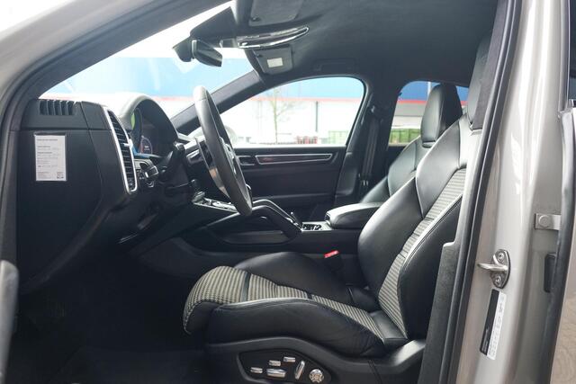 Porsche CAYENNE Coupé 3.0 E-Hybrid 462PK Krijtgrijs SportDesign Luchtvering Lightweight Package Carbon Dak 4-wielsturing NLauto