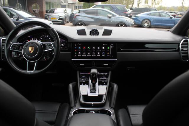Porsche CAYENNE Coupé 3.0 E-Hybrid / Panoramadak / 360Camera / Head-up / Achterasbesturing / Luchtvering / 22'' / Matrix LED / Softclose / Keyless / Bose / Sportdesign+Chrono / Dodehoek / Luxe Leder / ACC