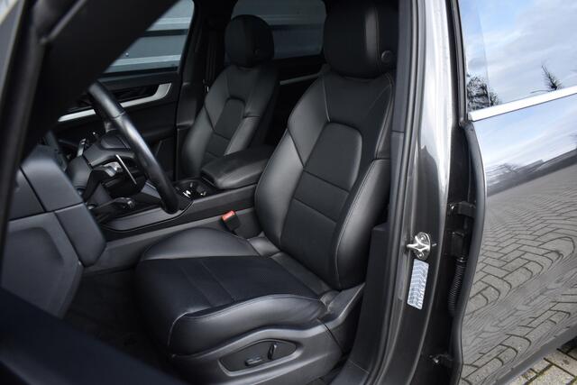 Porsche CAYENNE 3.0 E-Hybrid 470pk Sport Chrono | Panorama | Matrix | ACC | 21'' Wielen | Bose | Trekhaak | Orig. NL |