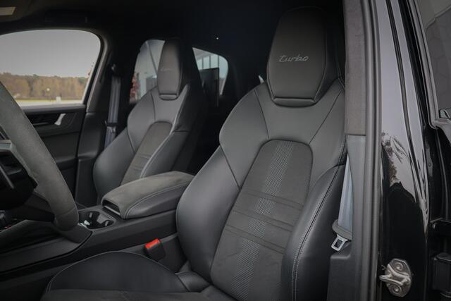 Porsche CAYENNE Coupé Turbo E-Hybrid met GT Pakket | KERAMISCH | 360 CAMERA | STOELVERWARMING | STUURVERWARMING | CARBON IN & EXTERIEUR | SUEDE HEMEL | PASSENGER DISPLAY | SOFTCLOSE | HEAD UP |