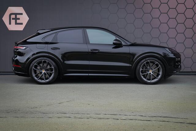 Porsche CAYENNE Coupé Turbo E-Hybrid met GT Pakket | KERAMISCH | 360 CAMERA | STOELVERWARMING | STUURVERWARMING | CARBON IN & EXTERIEUR | SUEDE HEMEL | PASSENGER DISPLAY | SOFTCLOSE | HEAD UP |