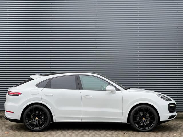 Porsche CAYENNE Coupé 3.0 E-Hybrid Carrarawit Metallic Panoramadak Luchtvering Sport-Chrono Achterasbesturing Softclose Vol-Leder NL-Auto