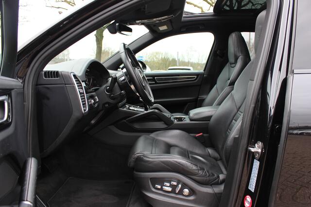 Porsche CAYENNE 3.0 E-Hybrid / Panoramadak / Camera / Softclose / Keyless / Carbon intr. / Luchtvering / 21'' / Bose / Sfeerverlichting / Adaptieve stoelen / Stoelventilatie / Stoelverwarming 4x / Sportchrono / Dodehoek