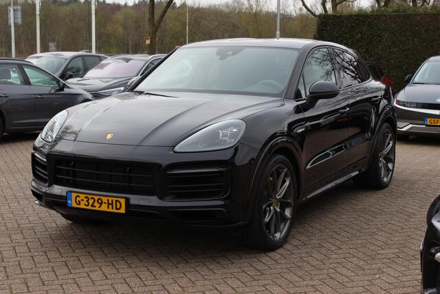 Porsche CAYENNE Coupé 3.0 E-Hybrid 51.833 km! / Trekhaak / Camera / Lichtgewichtpakket / Carbon intr. / Luchtvering / 22'' / Softclose / Boxe / Sportstoelen / Sportdesign+Chrono / DAB / Stoelverwarming / Cruise Control