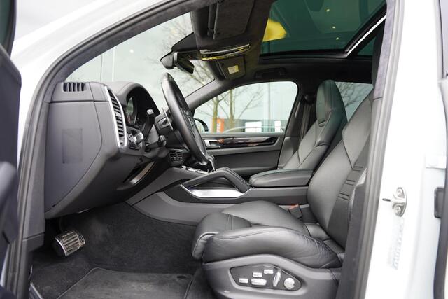 Porsche CAYENNE 4.0 Turbo S E-Hybrid PCCB / Panoramadak / Bose / 22 Inch