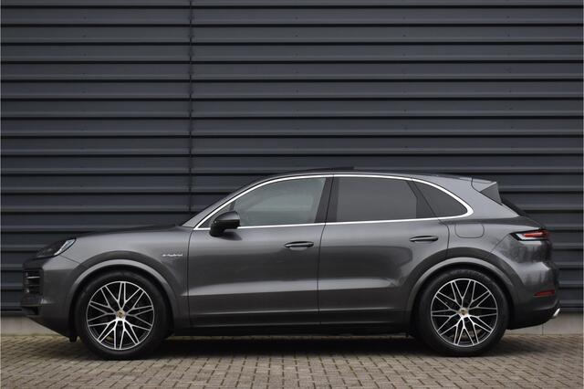 Porsche CAYENNE 3.0 E-Hybrid 470pk Sport Chrono | Pano | Matrix | ACC | 21'' Wielen | Bose | Trekhaak | Orig. NL |