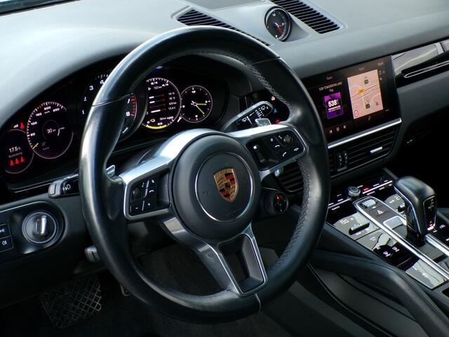 Porsche CAYENNE 3.0 E-Hybrid Platinum Edition, Trekhaak / BOSE Surround Sound / Carplay + Android Auto / Leder / Luchtvering / Elektr. Schuifdak / 22 '' LMV