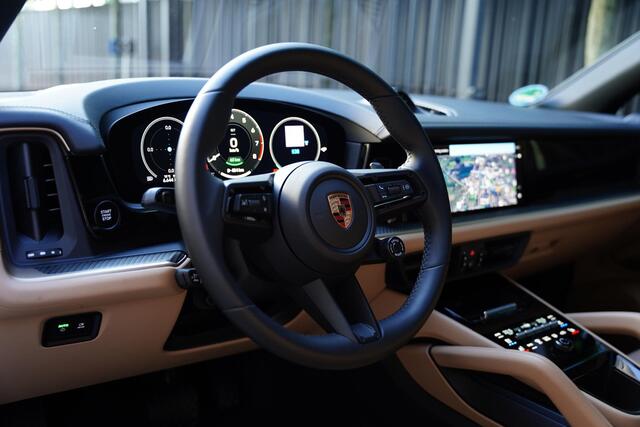 Porsche CAYENNE 3.0 E-Hybrid / Dark Olive P.T.S.