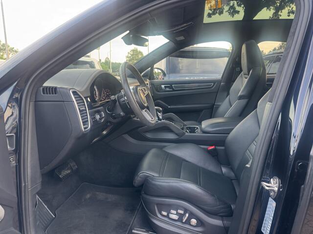 Porsche CAYENNE Coupé 3.0 E-Hybrid / Trekhaak / Panoramadak / 360Camera / Head-up / Burmester / Softclose / Keyless / 21'' / Luchtvering / Nachtzicht / Carbon intr. / Sportdesign+Chrono / Stoelventilatie+Verwarming / Dodehoek