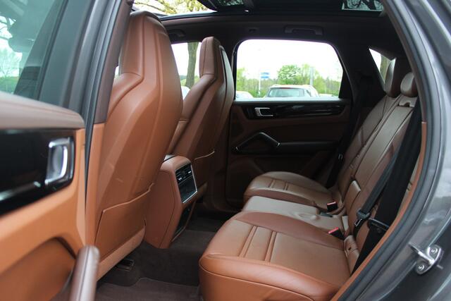 Porsche CAYENNE 3.0 E-Hybrid / Trekhaak / Panoramadak / Camera / Luchtvering / 22'' / Sportchrono / Bose / Stoelventilatie+Verwarming / Cruise Control