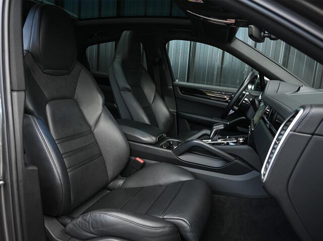 Porsche CAYENNE Coupé 3.0 E-Hybrid | NL Auto | Dealer Onderhouden | 18-Wegs Memory Seats | Panoramadak | 360 Camera | Luchtvering | Bose | Sport Chrono | Stoelventilatie | Stuur verwarmd | Soft Close | Trekhaak |