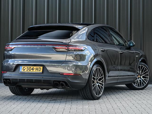 Porsche CAYENNE Coupé 3.0 E-Hybrid | NL Auto | Dealer Onderhouden | 18-Wegs Memory Seats | Panoramadak | 360 Camera | Luchtvering | Bose | Sport Chrono | Stoelventilatie | Stuur verwarmd | Soft Close | Trekhaak |