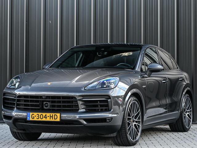 Porsche CAYENNE Coupé 3.0 E-Hybrid | NL Auto | Dealer Onderhouden | 18-Wegs Memory Seats | Panoramadak | 360 Camera | Luchtvering | Bose | Sport Chrono | Stoelventilatie | Stuur verwarmd | Soft Close | Trekhaak |