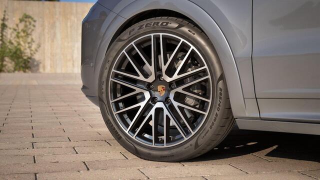 Porsche CAYENNE 3.0 E-Hybrid Black Edition SportDesign PANO|HEADUP|ACC|22INCH|SPORTSTOELEN|TREKHAAK