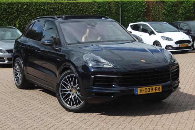 Porsche CAYENNE 3.0 E-Hybrid / Trekhaak / Panoramadak / Camera / Head-up / 21'' / Achterasbesturing / Luchtvering / Sportchrono / Bose / Softclose / Dodehoek / Keyless / DAB / Stuurverwarming / Stoelverwarming