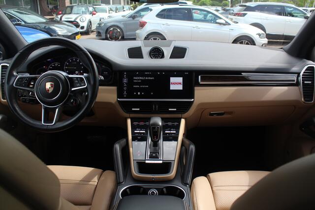 Porsche CAYENNE 3.0 E-Hybrid / Trekhaak / Panoramadak / Camera / Head-up / 21'' / Achterasbesturing / Luchtvering / Sportchrono / Bose / Softclose / Dodehoek / Keyless / DAB / Stuurverwarming / Stoelverwarming