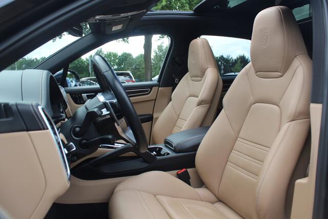 Porsche CAYENNE 3.0 E-Hybrid / Trekhaak / Panoramadak / Camera / Head-up / 21'' / Achterasbesturing / Luchtvering / Sportchrono / Bose / Softclose / Dodehoek / Keyless / DAB / Stuurverwarming / Stoelverwarming
