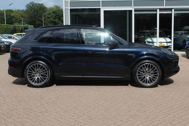Porsche CAYENNE 3.0 E-Hybrid / Trekhaak / Panoramadak / Camera / Head-up / 21'' / Achterasbesturing / Luchtvering / Sportchrono / Bose / Softclose / Dodehoek / Keyless / DAB / Stuurverwarming / Stoelverwarming