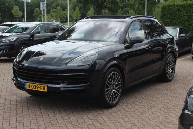 Porsche CAYENNE 3.0 E-Hybrid / Trekhaak / Panoramadak / Camera / Head-up / 21'' / Achterasbesturing / Luchtvering / Sportchrono / Bose / Softclose / Dodehoek / Keyless / DAB / Stuurverwarming / Stoelverwarming