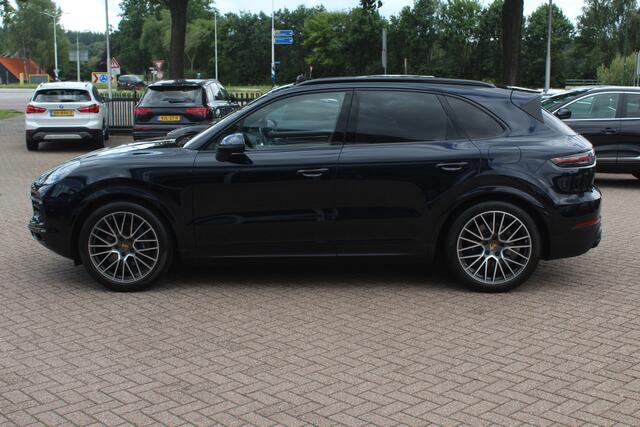 Porsche CAYENNE 3.0 E-Hybrid / Trekhaak / Panoramadak / Camera / Head-up / 21'' / Achterasbesturing / Luchtvering / Sportchrono / Bose / Softclose / Dodehoek / Keyless / DAB / Stuurverwarming / Stoelverwarming