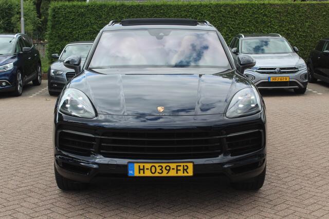 Porsche CAYENNE 3.0 E-Hybrid / Trekhaak / Panoramadak / Camera / Head-up / 21'' / Achterasbesturing / Luchtvering / Sportchrono / Bose / Softclose / Dodehoek / Keyless / DAB / Stuurverwarming / Stoelverwarming