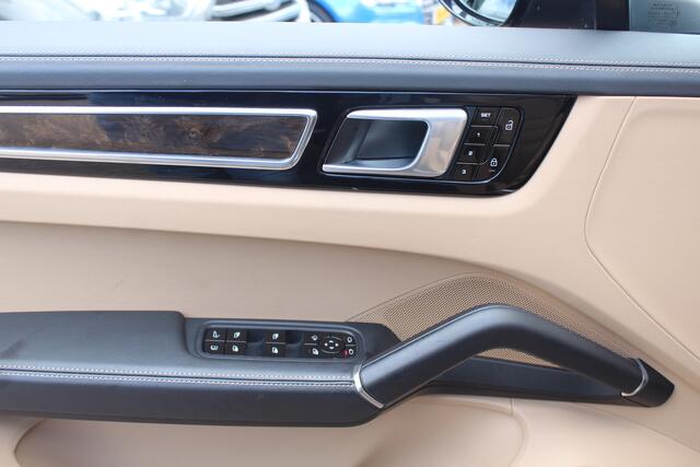 Porsche CAYENNE 3.0 E-Hybrid / Trekhaak / Panoramadak / Camera / Head-up / 21'' / Achterasbesturing / Luchtvering / Sportchrono / Bose / Softclose / Dodehoek / Keyless / DAB / Stuurverwarming / Stoelverwarming