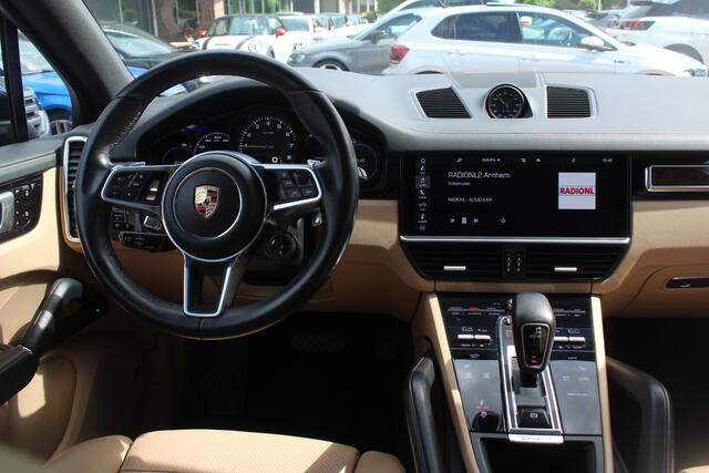 Porsche CAYENNE 3.0 E-Hybrid / Trekhaak / Panoramadak / Camera / Head-up / 21'' / Achterasbesturing / Luchtvering / Sportchrono / Bose / Softclose / Dodehoek / Keyless / DAB / Stuurverwarming / Stoelverwarming