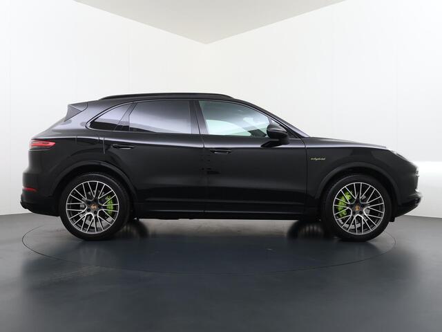 Porsche CAYENNE 3.0 E-Hybrid Platinum Edition VAN: 77.900,- VOOR: 72.440,- UW WKVOORDEEL: 5.460,- | MEM. SEATS | Luchtvering | pano | stoelverwarming + verkoeling | 360 camera | Bose | sportchrono | mega knappe auto! | incl 12 mnd Bovag garantie |