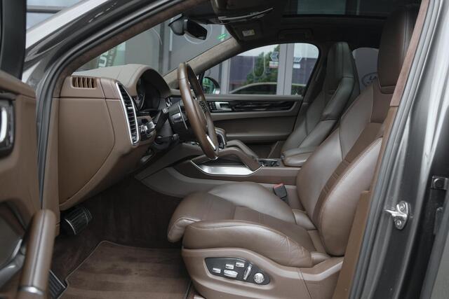 Porsche CAYENNE Coupé 4.0 V8 Turbo S 680pk E-Hybrid Panoramadak 4-wielsturing Trekhaak PDCC BOMVOL 1e Eigenaar NLauto 22" LMV