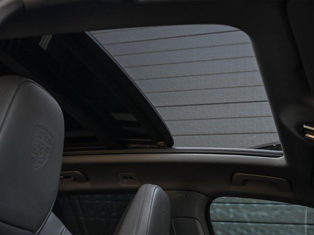 Porsche CAYENNE 3.0 E-Hybrid Platinum Edition | Panoramadak | 360 Camera | Bose | Sport Chrono | Ambiance Verlichting | Stoelverwarming V+A | Luchtvering |