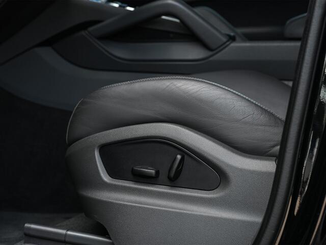 Porsche CAYENNE 3.0 E-Hybrid Platinum Edition | Panoramadak | 360 Camera | Bose | Sport Chrono | Ambiance Verlichting | Stoelverwarming V+A | Luchtvering |