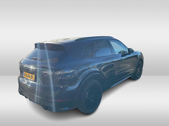 Porsche CAYENNE 3.0 E-Hybrid / Trekhaak / Panoramadak / 360Camera / Achtasbesturing / Softclose / Adaptieve Stoelen / Luchtvering / 22'' / Keyless / Sportdesign+Chrono / Sportuitlaat / Stoelverwarming+Ventilatie / Bose /