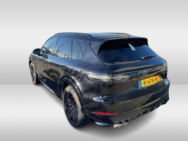 Porsche CAYENNE 3.0 E-Hybrid / Trekhaak / Panoramadak / 360Camera / Achtasbesturing / Softclose / Adaptieve Stoelen / Luchtvering / 22'' / Keyless / Sportdesign+Chrono / Sportuitlaat / Stoelverwarming+Ventilatie / Bose /