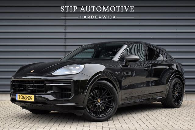 Porsche CAYENNE Coupé 3.0 E-Hybrid Sport Design Carbon | Pano | Bijrijdersdisplay | ACC | Bose | 18-voudig Stoelen | 22'' Wielen |