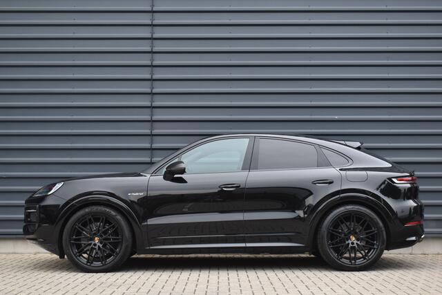 Porsche CAYENNE Coupé 3.0 E-Hybrid Sport Design Carbon | Pano | Bijrijdersdisplay | ACC | Bose | 18-voudig Stoelen | 22'' Wielen |