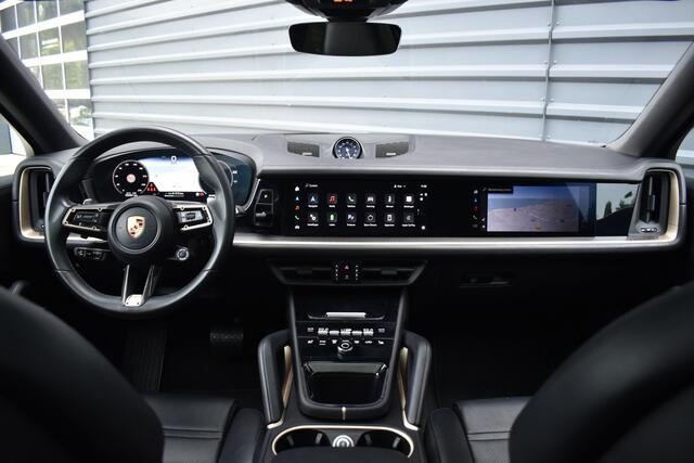 Porsche CAYENNE Coupé 3.0 E-Hybrid Sport Design Carbon | Pano | Bijrijdersdisplay | ACC | Bose | 18-voudig Stoelen | 22'' Wielen |