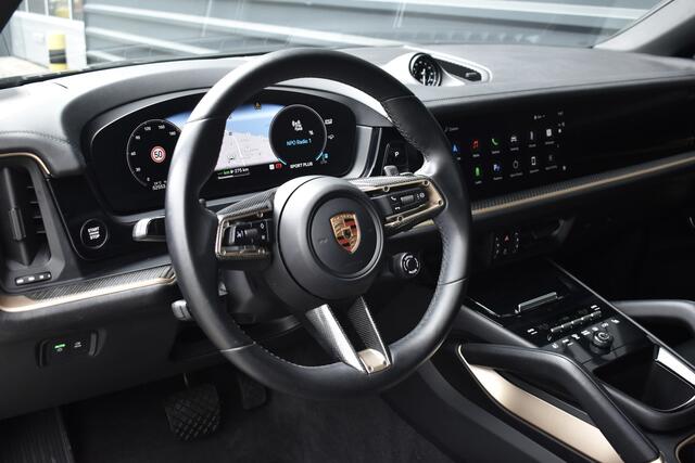 Porsche CAYENNE Coupé 3.0 E-Hybrid Sport Design Carbon | Pano | Bijrijdersdisplay | ACC | Bose | 18-voudig Stoelen | 22'' Wielen |