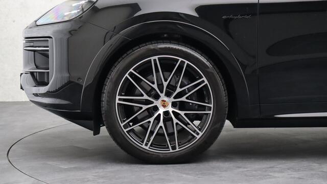 Porsche CAYENNE Coupé 3.0 E-Hybrid Black Edition SportDesign | InnoDrive | Soft-Close | Bijrijdersdisplay | Trekhaak | Sportuitlaat | BOSE Sound | Panoramadak