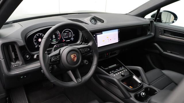 Porsche CAYENNE Coupé 3.0 E-Hybrid Black Edition SportDesign | InnoDrive | Soft-Close | Bijrijdersdisplay | Trekhaak | Sportuitlaat | BOSE Sound | Panoramadak